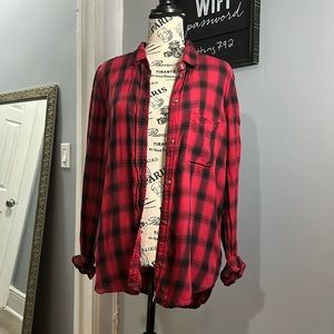 American Eagle Boyfriend Fit Red & Black Plaid Flannel M